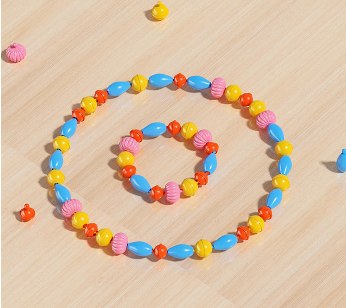 Children's DIY craft materials: beaded bracelets, necklaces, gemstone toys, and beaded bracelets for girls.
